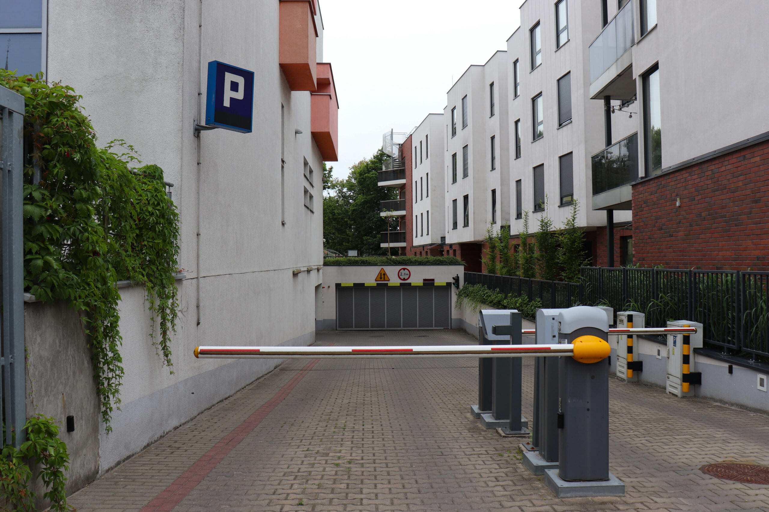 zdjęcie wjazdu na parking podziemny przy ul. Poniatowskiego 11 w Toruniu